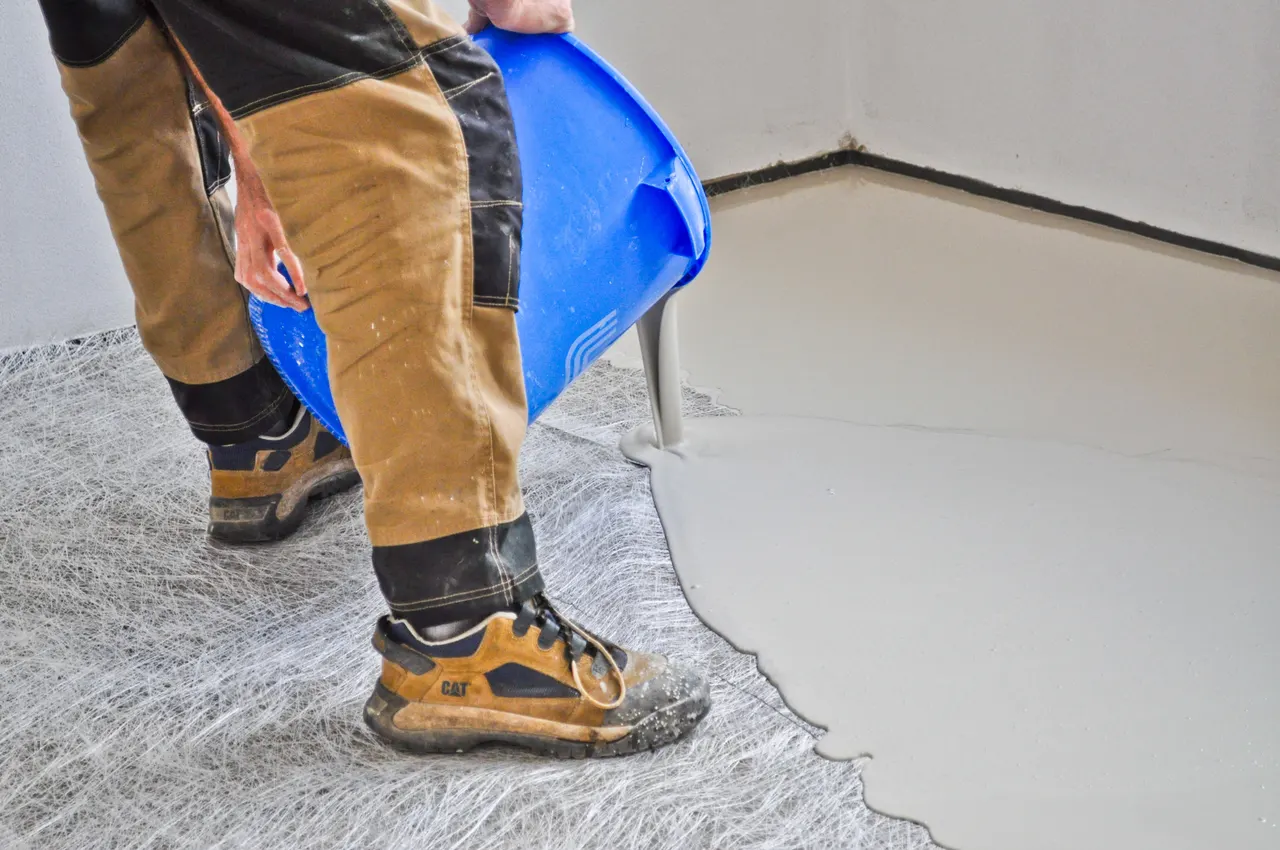 Vakman giet egaline uit over een wapeningsmat